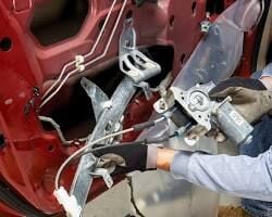 Başlık: Oto Cam Krikosu Tamiri mi, Değişimi mi? Hangisi Daha Hesaplı?